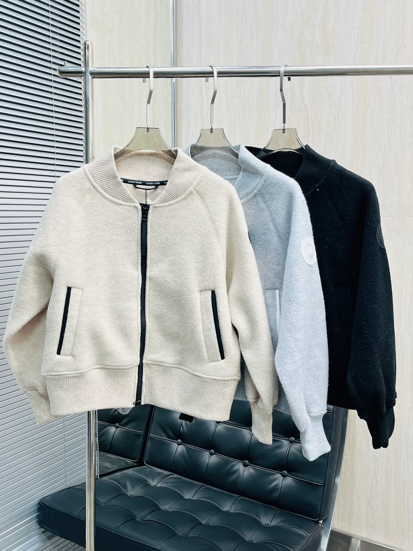 P590 Canada Goos*2025 classic stand-up collar zipper woolen jacket. Customized high-grade fabrics, milky colors, the latest elements of the positioning logo, high-end tone, A and sassy! It has its own temperament and can be mixed with sweet or salty. It looks great. It is highly recommended to keep it for yourself! The craftsmanship details are all in place, instant sale! ! COLOUR: black | rice | gray SIZE: S M L